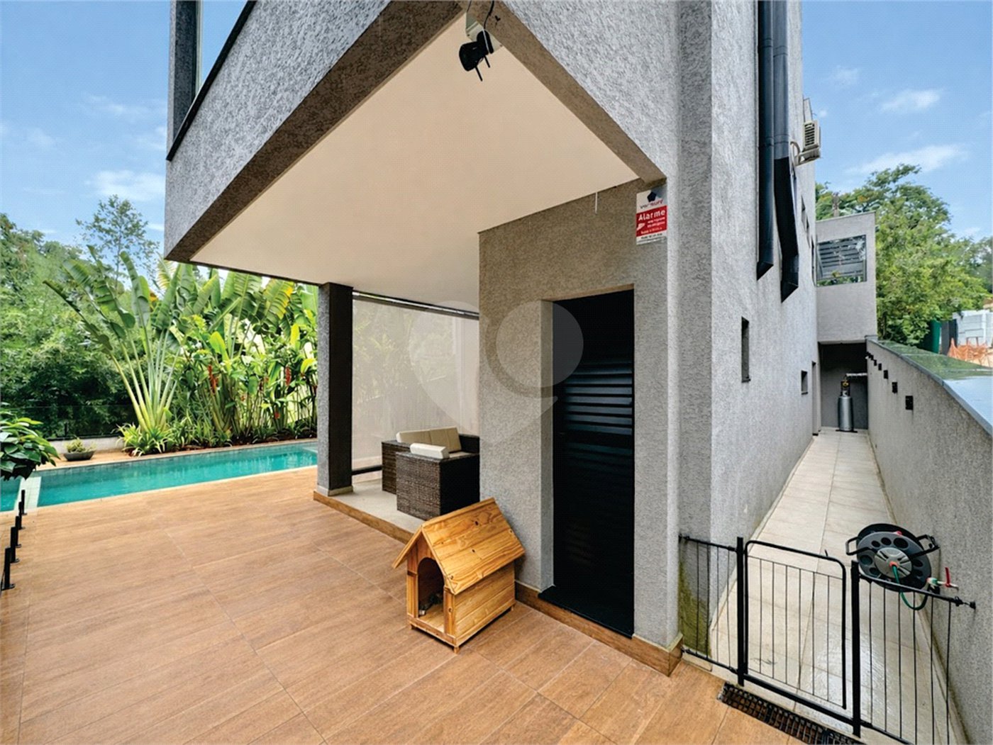 Casa à venda com 3 suítes no condomínio Reserva Santa Maria, Jandira - SP