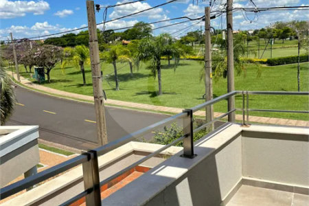 Sobrado no Condomínio Damha II.
