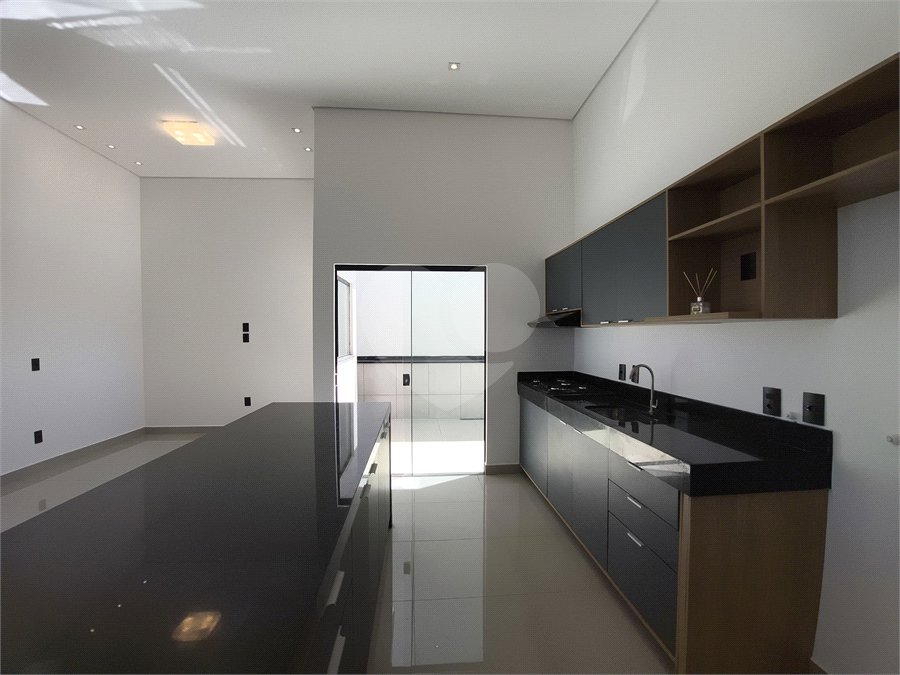 Casa à venda ou para alugar com 3 quartos, sendo 1 suíte, no condomínio Condomíno Helena Maria, Sorocaba - SP