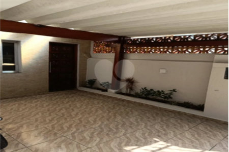 Excelente oportunidade para investidores: três casas locadas, renda mensal imediata e localização estratégica na Saúde!!