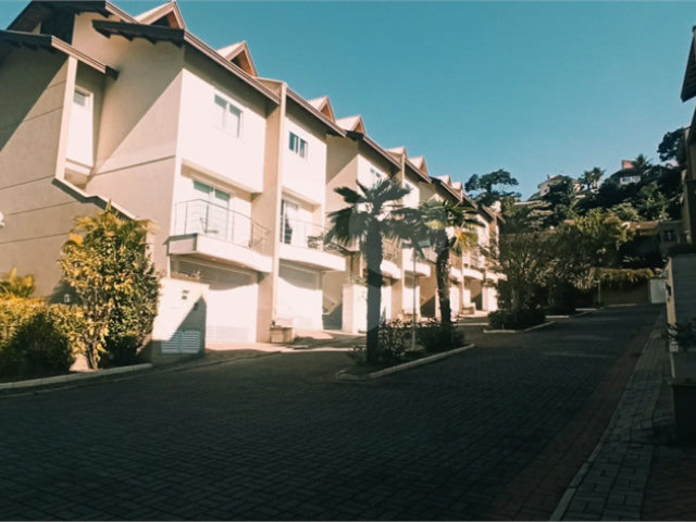 Casa à venda com 5 quartos, sendo 2 suítes,  no condomínio Floradas da Serra, São Paulo - SP