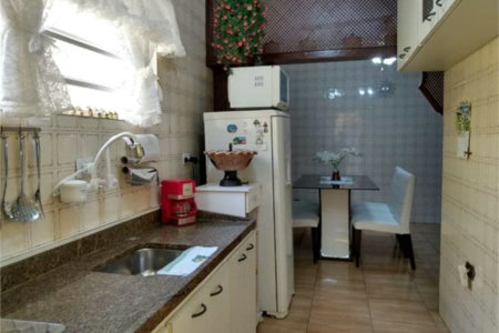Casa térrea no centro comercial do Taboão da Serra,