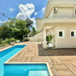 Casa em condomínio Impecável, 4 dorms / 2 suítes, varanda gourmet, piscina, 3 lareiras