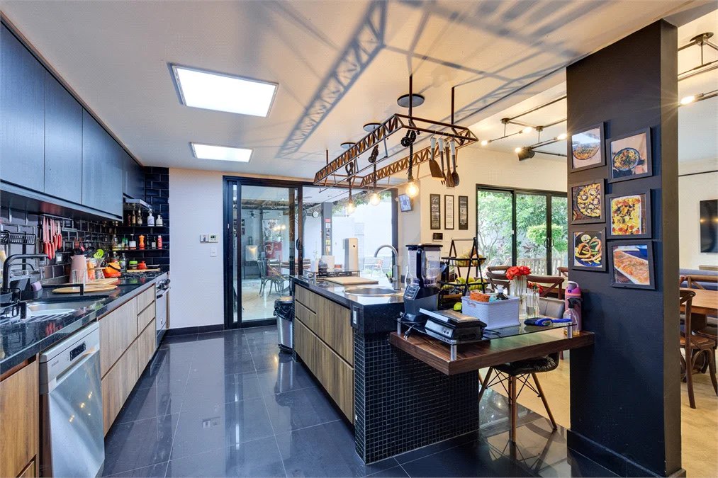 Casa à venda com 4 suítes em Granja Julieta, São Paulo, SP
