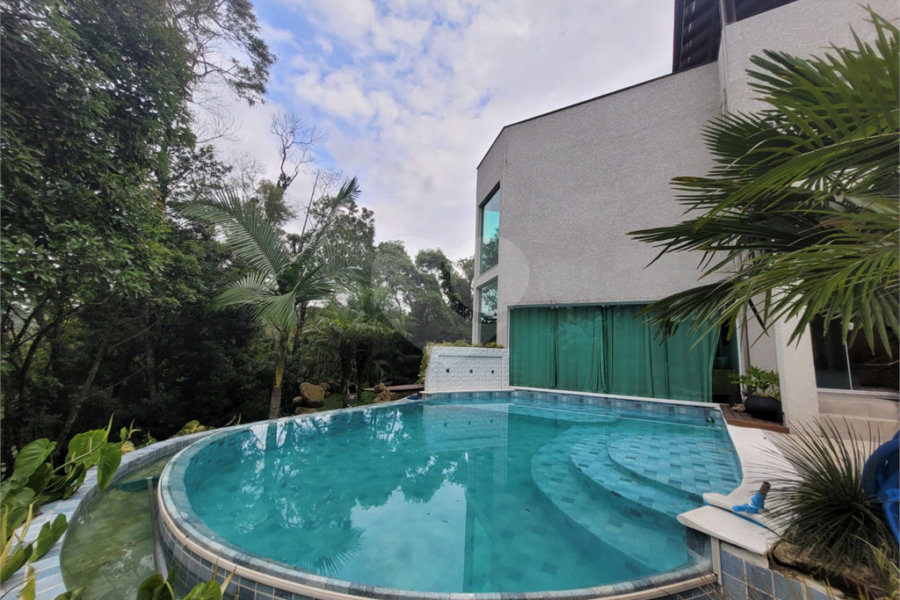 Casa à venda com 3 suítes no condomínio Parque Petrópolis 4 Secção, Mairiporã - SP