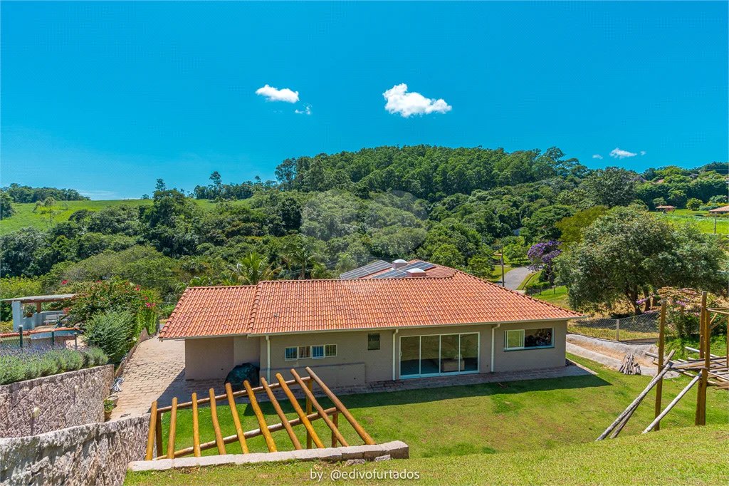 Casa à venda com 4 suítes no condomínio Vale da Santa Fé, Vinhedo - SP