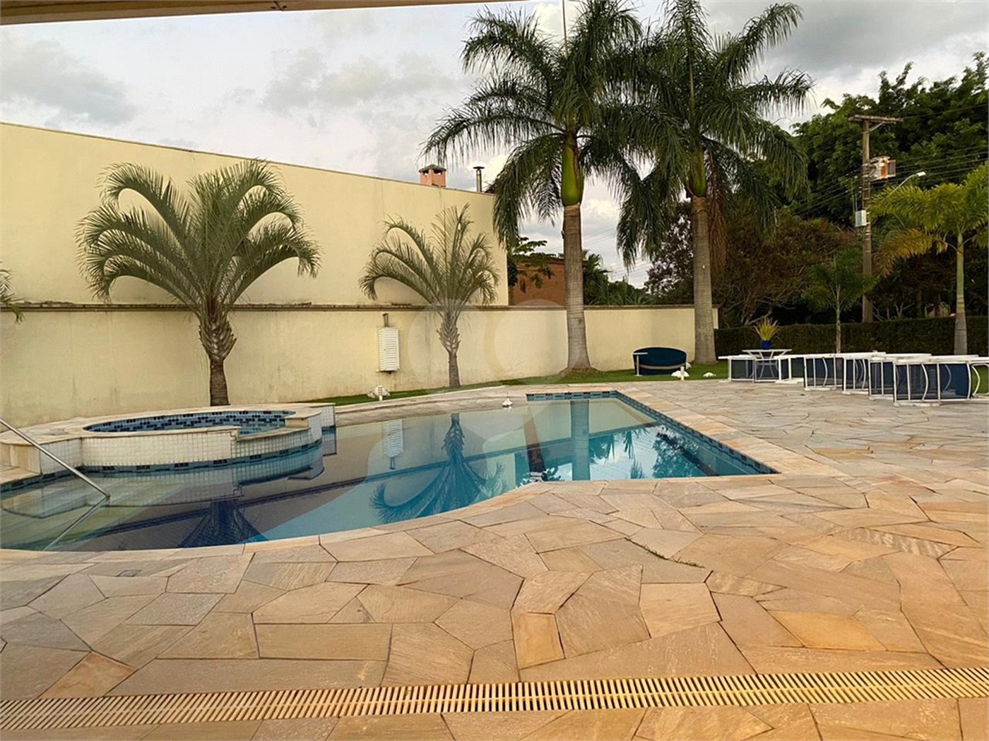 Casa à venda ou para alugar com 4 suítes no condomínio Shamballa I, Atibaia - SP