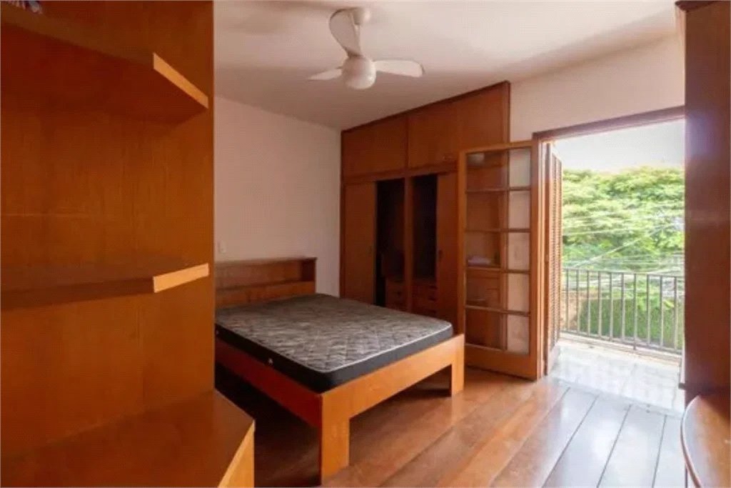 Sobrado à venda em rua fechada 480m², 4 quartos e churrasqueira no Jd das Vertentes próximo Metro Vila Sônia