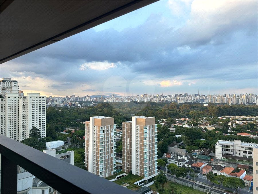 Apartamento à venda com 3 quartos, sendo 2 suítes, em Moema, São Paulo, SP