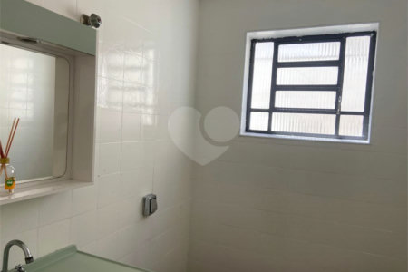Sobrado à venda com 3 quartos, sendo 1 suíte,  em Parque Maria Domitila, São Paulo, SP