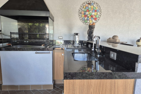 Casa térea à venda com 3 quartos, sendo 2 suítes, em Condomínio Flamboyant-B, Atibaia - SP