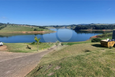 Casa à venda com 3 suítes no condomínio Riviera dos Pássaros, Joanópolis - SP