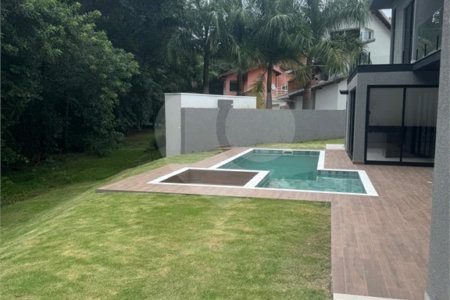 Casa à venda com 4 suítes no condomínio Figueira Garden, Atibaia - SP