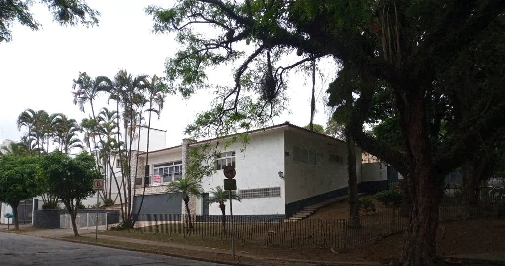 Casa Térrea à venda ou para alugar com 3 quartos, sendo 1 suíte,  em Caxingui, São Paulo, SP
