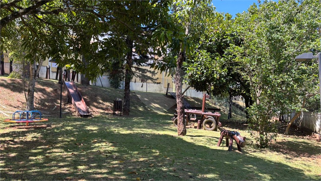 Sobrado à venda com 3 quartos, sendo 1 suíte, no condomínio Villagio da Granja, Cotia - SP