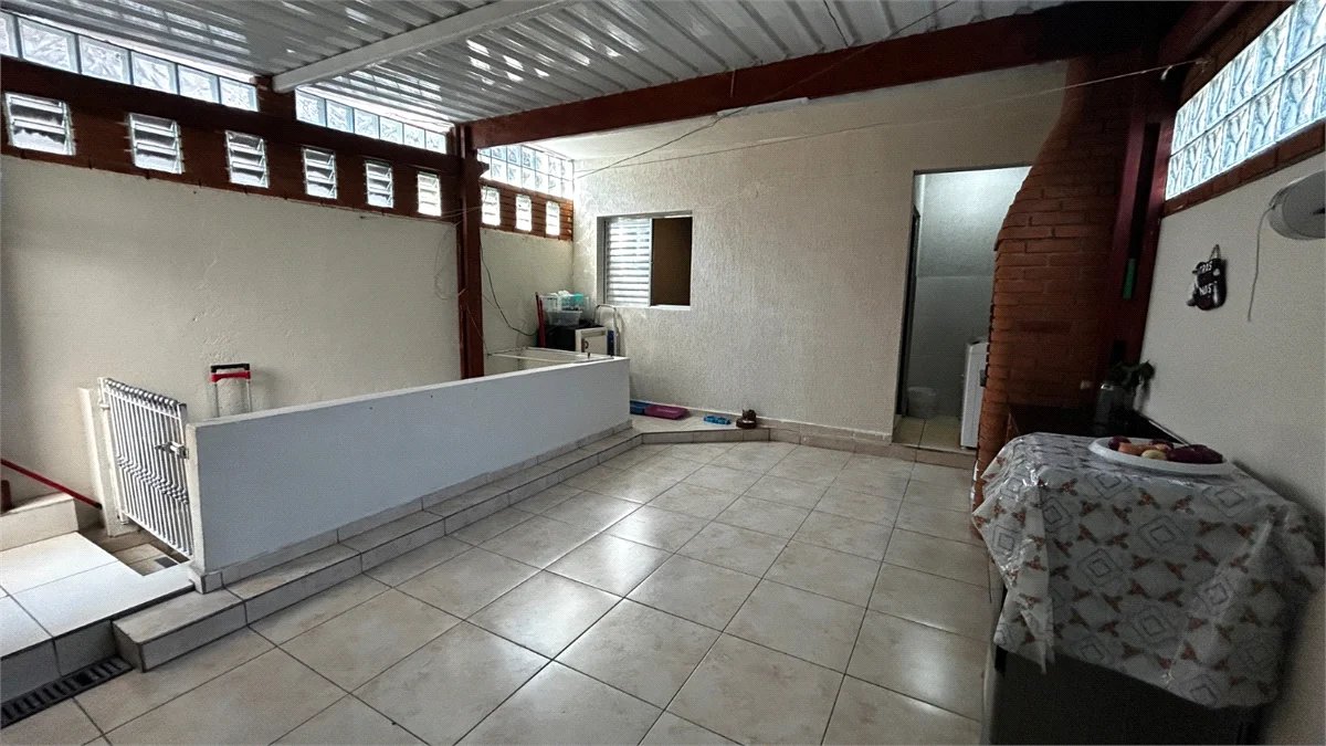 Sobrado à venda com 3 quartos, sendo 2 suítes, em Cidade São Francisco, São Paulo, SP