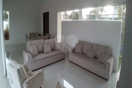 Casa à venda com 5 quartos, sendo 4 suítes, no condomínio Village Saint Charbel, Araçoiaba da Serra - SP