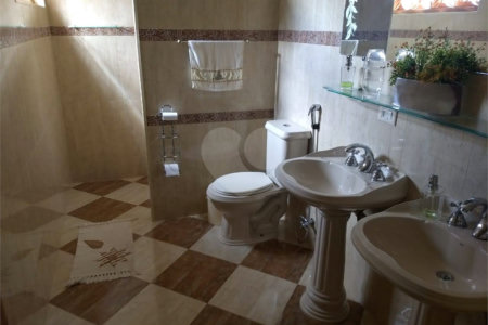 Casa à venda com 4 quartos, sendo 2 suítes, em Vila Petrópolis, Atibaia, SP