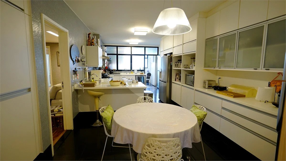 Apartamento à venda com 4 quartos, sendo 3 suítes, em Santo Amaro, São Paulo, SP