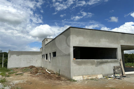 Casa à venda com 3 suítes no condomínio Residencial Jequitiba, Jacareí - SP