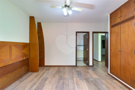 Casa Térrea à venda com 4 quartos, sendo 2 suítes, em Alto da Boa Vista, São Paulo, SP