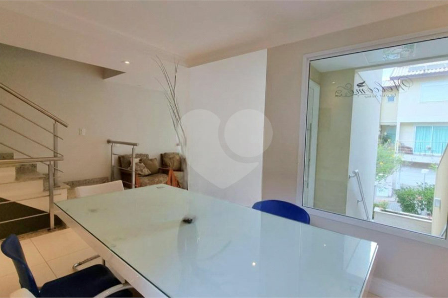Casa à venda com 3 quartos, sendo 2 suítes, no condomínio Floradas da Serra, São Paulo - SP