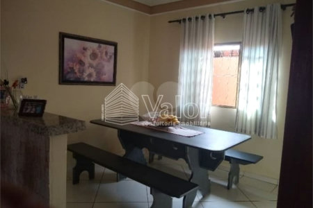 Casa Térrea com 3 dormitórios, sendo 1 suíte.