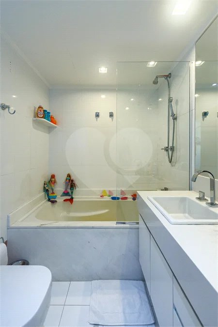 Apartamento de 149,51m2, 3 dormitórios, 1 suíte, toalete social, living 2 ambientes, 2 vagas fixas e lazer completo em Higienópolis.