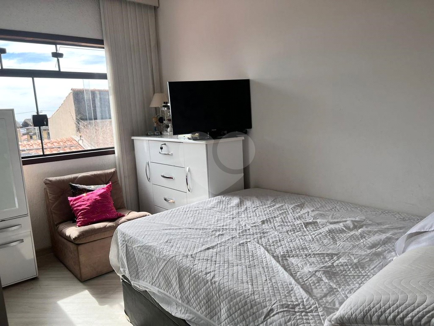Sobrado à venda com 3 quartos, sendo 1 suíte,  em Jardim Modelo, Suzano, SP
