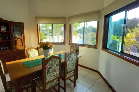 Casa à venda com 4 quartos, sendo 1 suíte, no condomínio Vale do Itamaracá, Valinhos - SP