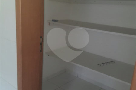 Casa à venda ou para alugar com 4 suítes em Chácaras São Carlos, Cotia, SP