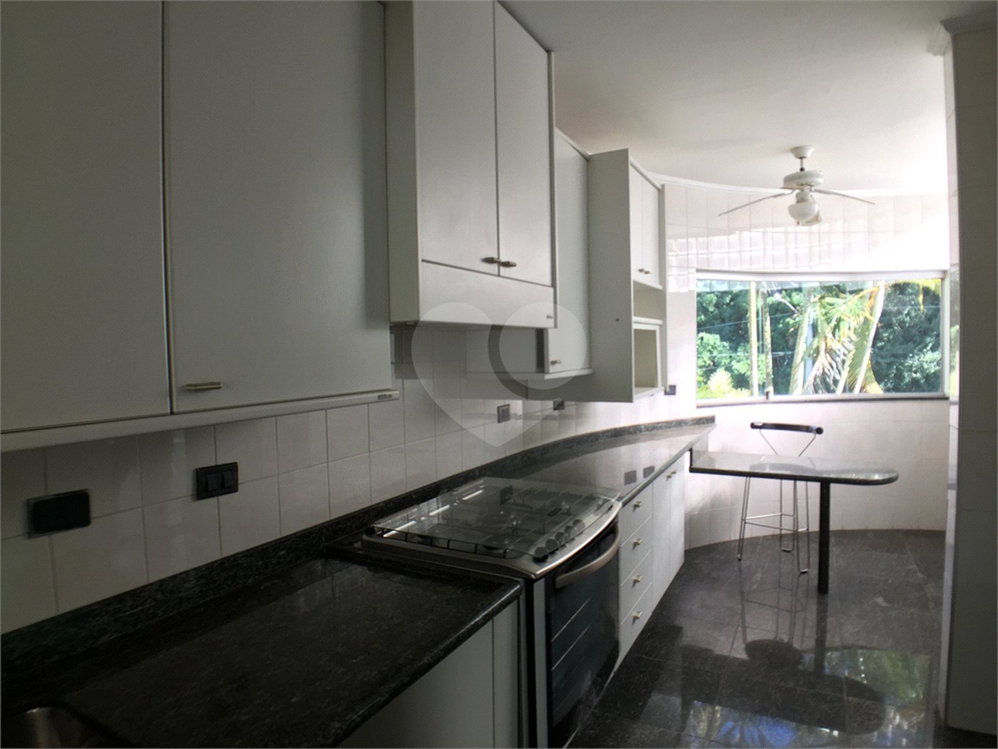 Casa à venda com 4 suítes no condomínio Estância Marambaia, Vinhedo - SP