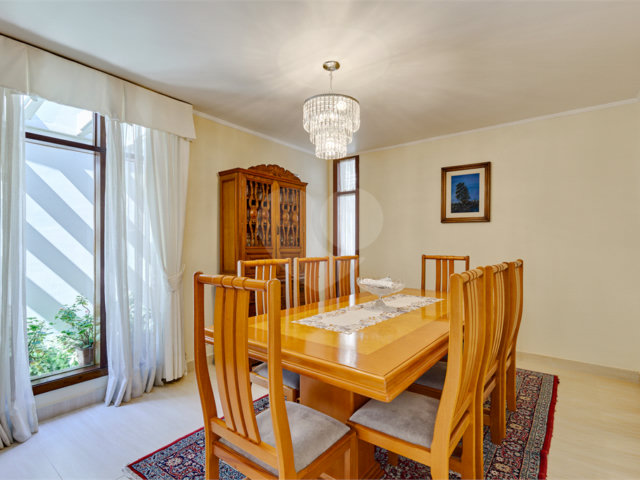 Casa à venda com 3 quartos, sendo 2 suítes,  no condomínio Granja do Morumbi, São Paulo - SP
