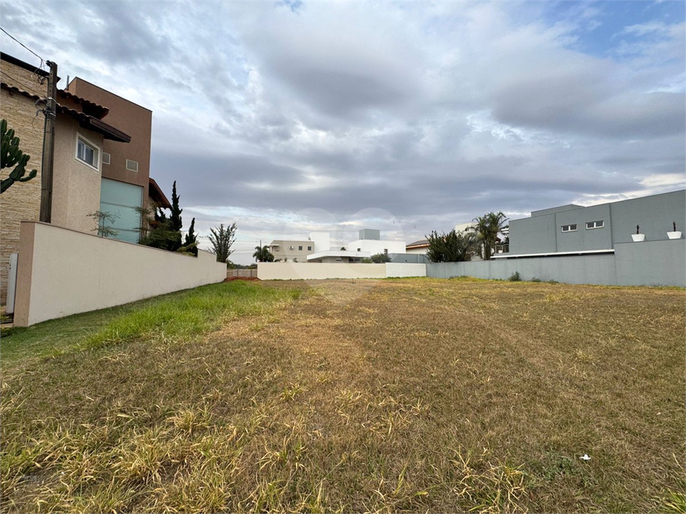 Terreno de 480m2 á venda, no condomínio Damha I, em São Carlos.