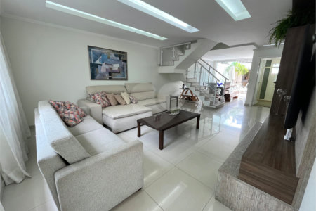 Casa à venda com 3 quartos, sendo 1 suíte, no condomínio Golden Village, Rio de Janeiro - RJ