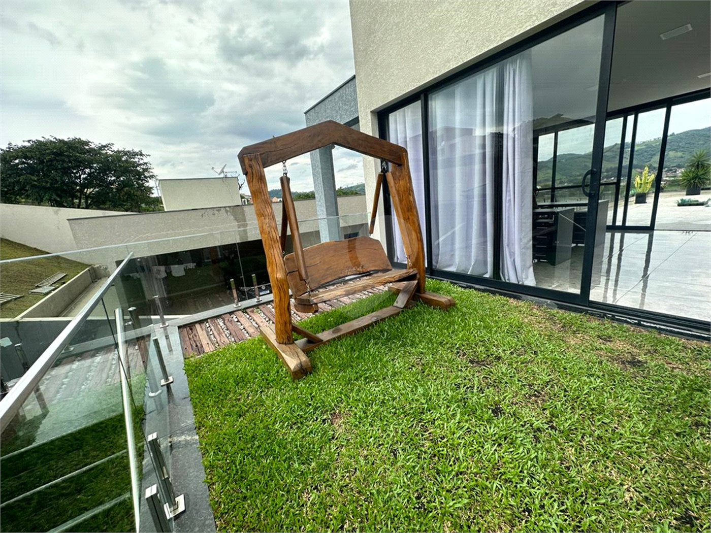 Sobrado à venda com 4 quartos, sendo 2 suítes,  no Centro, Joanópolis, SP