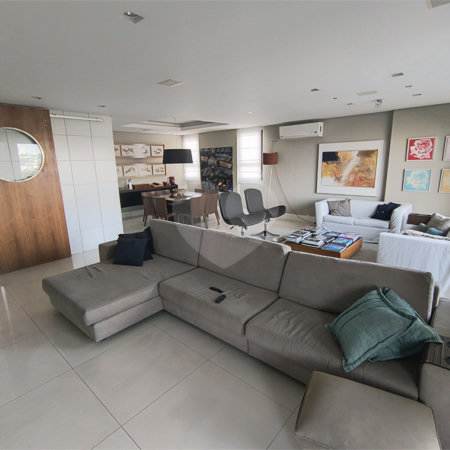 Este amplo apartamento de 290 m², completamente reformado, reúne sofisticação,