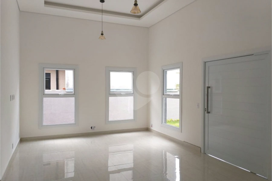 Casa à venda com 2 quartos, sendo 1 suíte, no condomínio Figueira Garden, Atibaia - SP