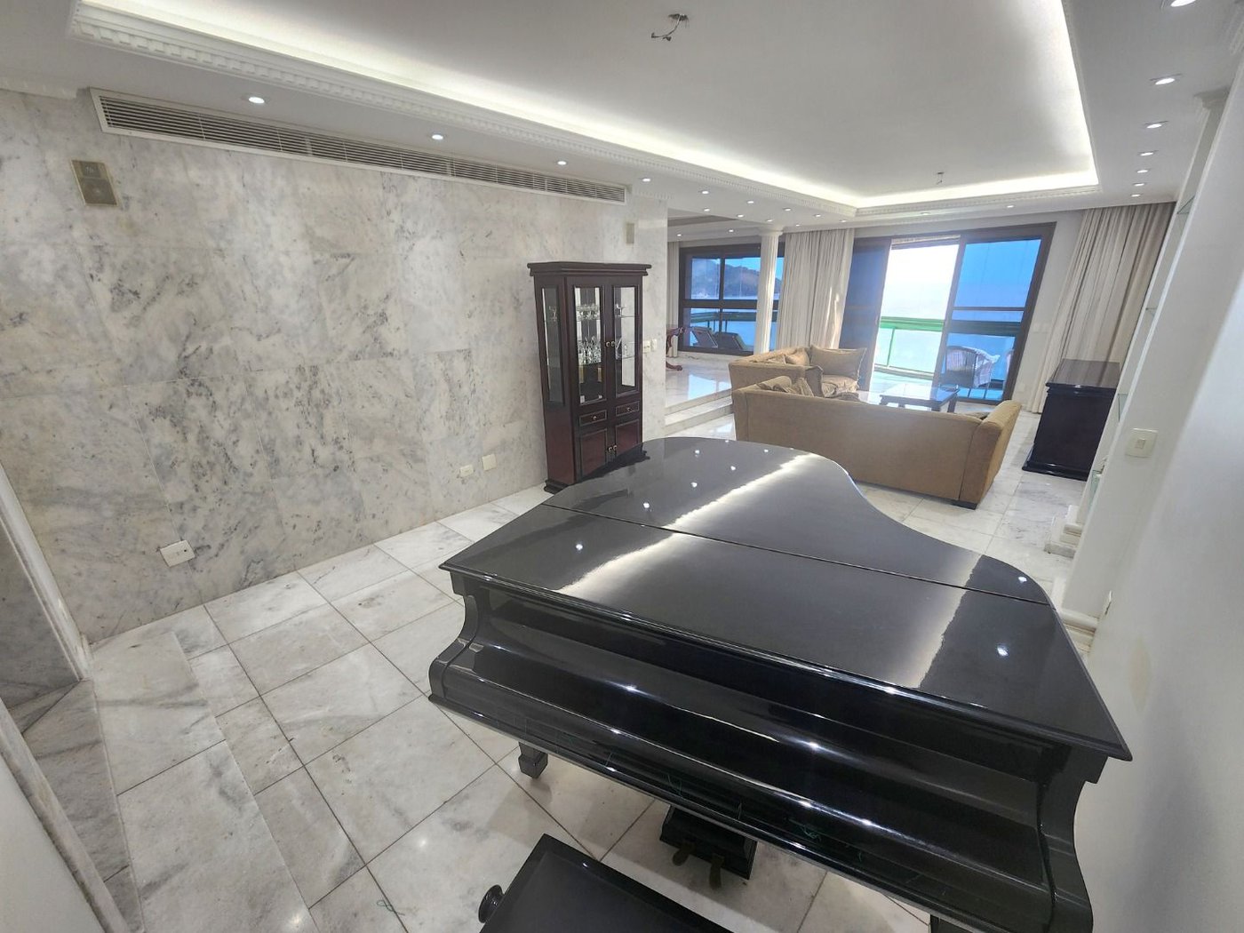 Apartamento Alto Padrão Frente Mar com 4 Dormitórios, 3 Suítes e 3 Vagas na Orla de Santos