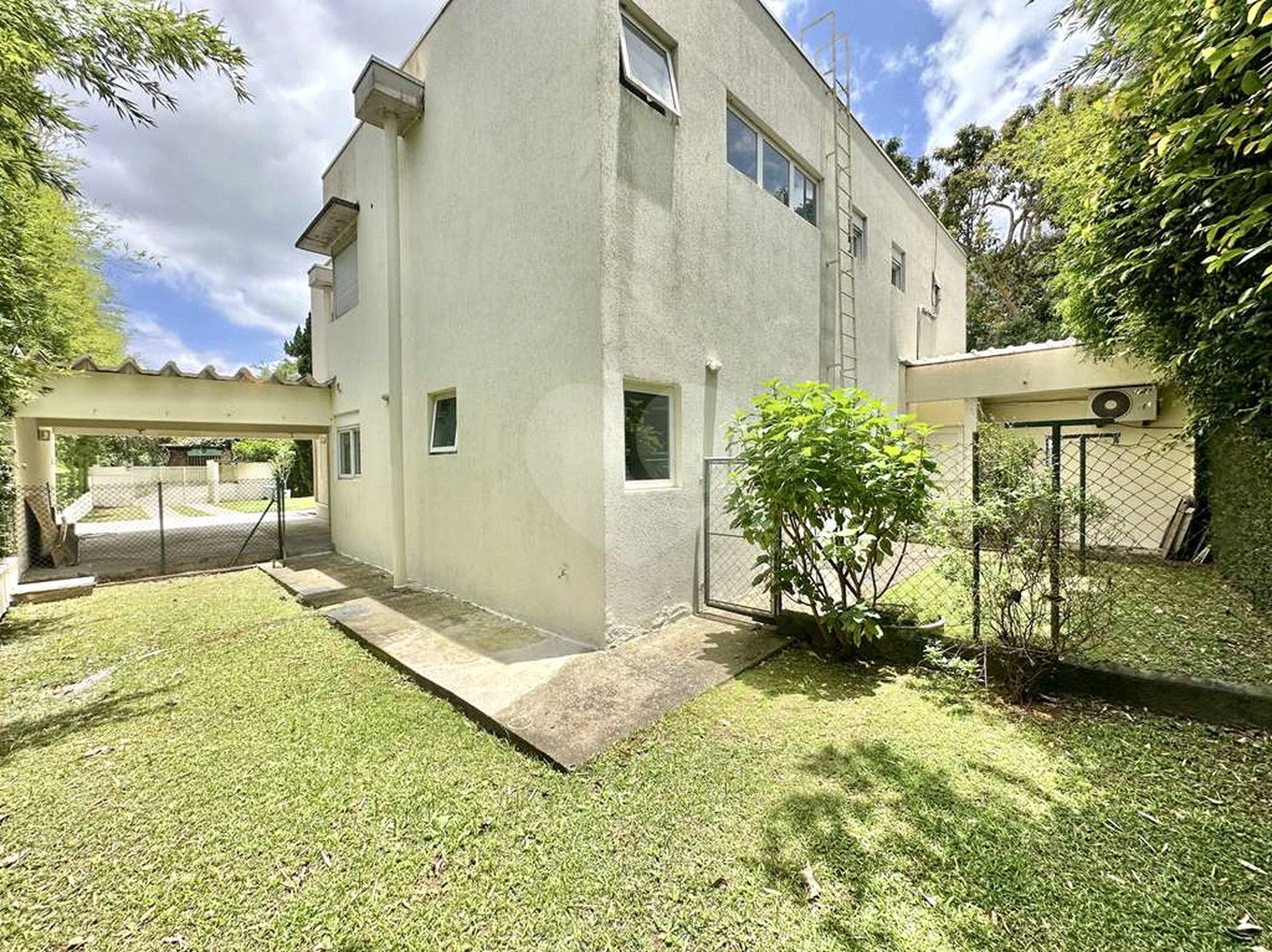 Casa à venda com 4 suítes no condomínio Recanto Impla, Carapicuíba - SP