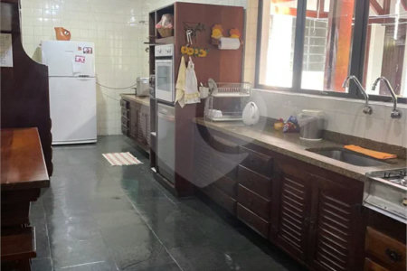 Casa à venda, 742 m², com piscina, 5 suítes, em Embu das Artes