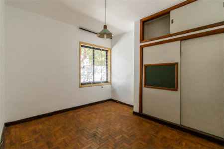 Casa à venda em Moema de 280m² com 4 dormitórios, sendo 1 suíte e 2 vagas de garagem.
