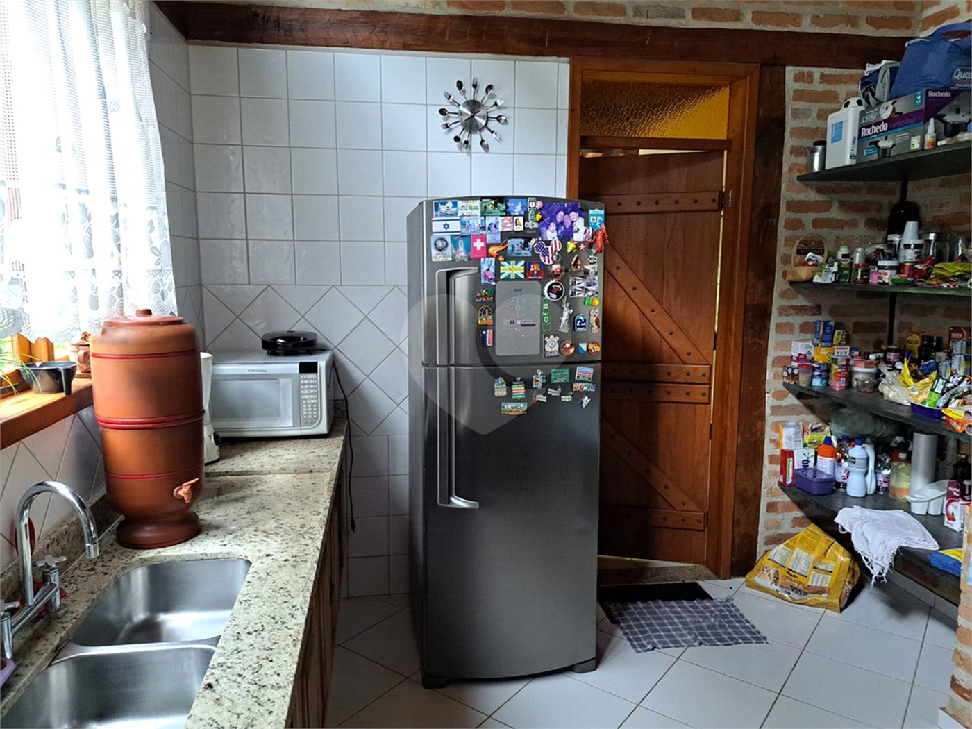 Casa à venda ou para alugar com 3 quartos, sendo 1 suíte,  no condomínio Parque Petrópolis 4 Secção, Mairiporã - SP