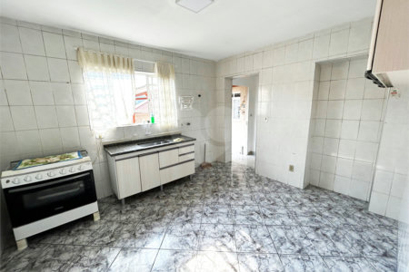 Sobrado à venda com 3 quartos, sendo 1 suíte,  em Jardim Santa Emília, São Paulo, SP