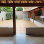Casa térrea com 2 dormitórios, sendo 1 suíte.