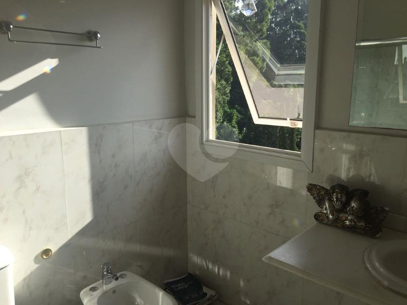 Casa à venda com 5 quartos, sendo 4 suítes, no condomínio Jardim Vitória Régia, São Paulo - SP