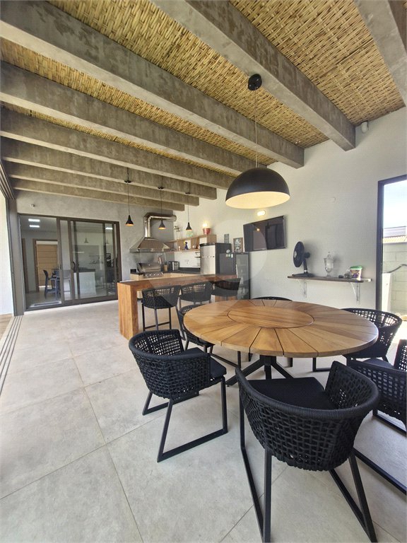 Casa à venda com 5 quartos, sendo 3 suítes, no condomínio Residencial Terras de Vinhedo, Vinhedo - SP