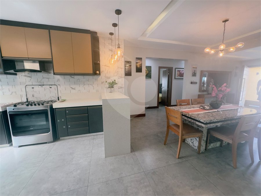 Casa em condomínio à venda com 4 quartos, sendo 2 suítes,  em Caravelas, Armação dos Búzios, RJ