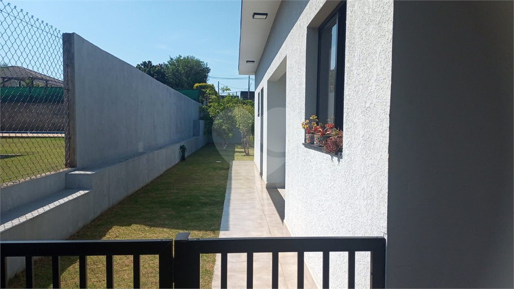 Casa à venda com 3 quartos, sendo 1 suíte, no condomínio Village da Serra, Araçoiaba da Serra - SP