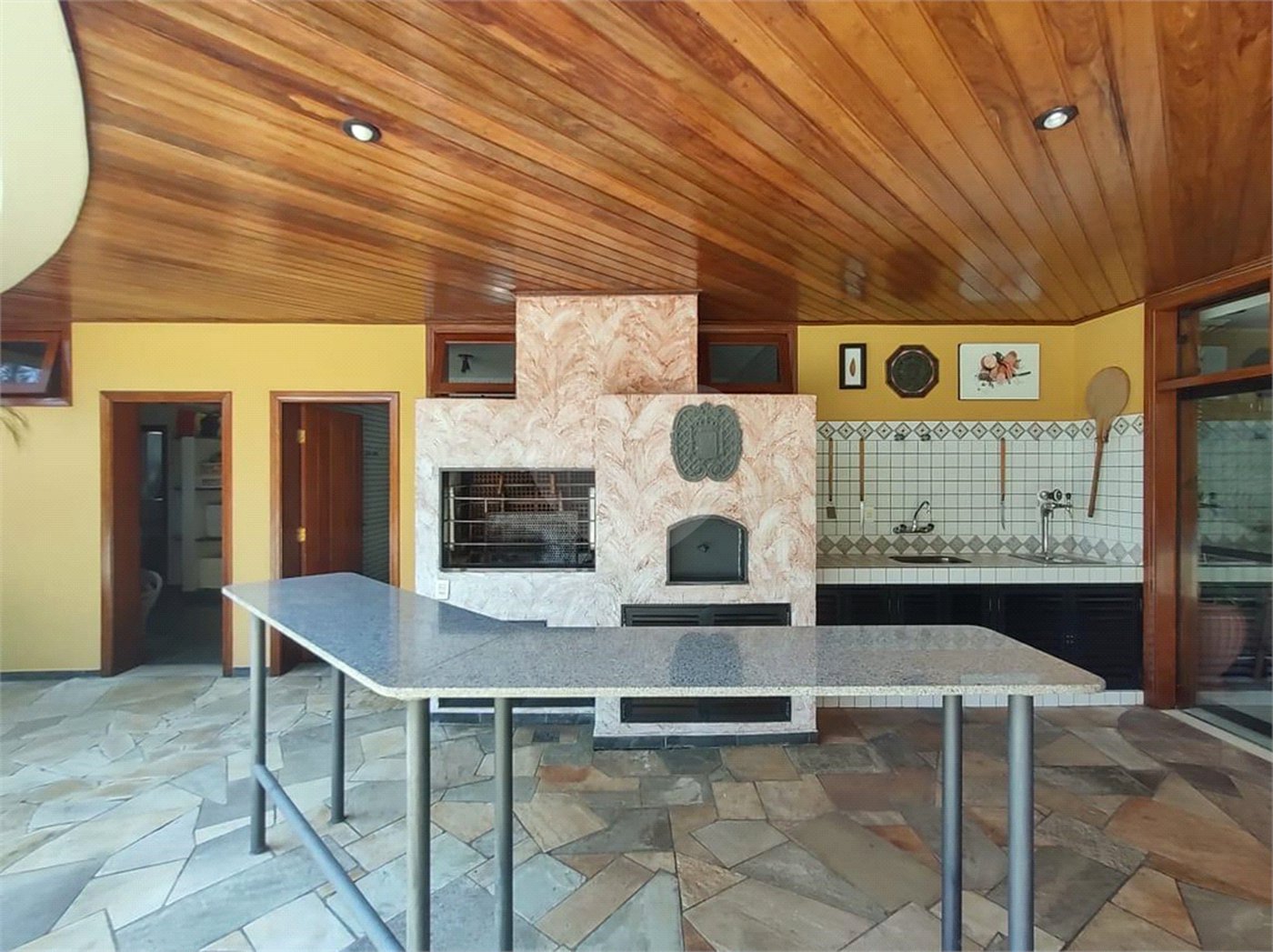 Casa à venda com 5 quartos, sendo 4 suítes, no condomínio Rancho Dirce, Sorocaba - SP